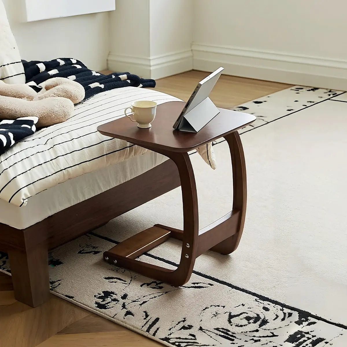 Nilo Solid Wood C-Shaped Side Table