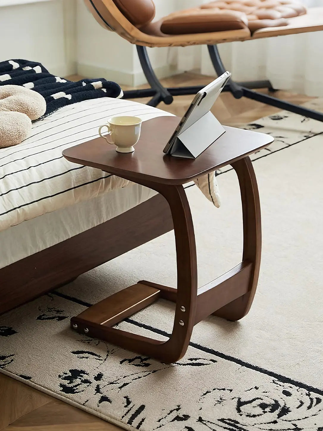 Nilo Solid Wood C-Shaped Side Table