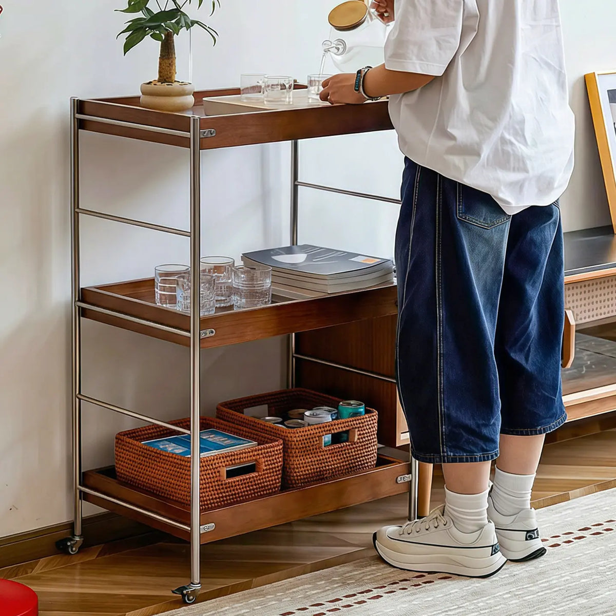 Person standing next to the Tove rolling cart in a living room